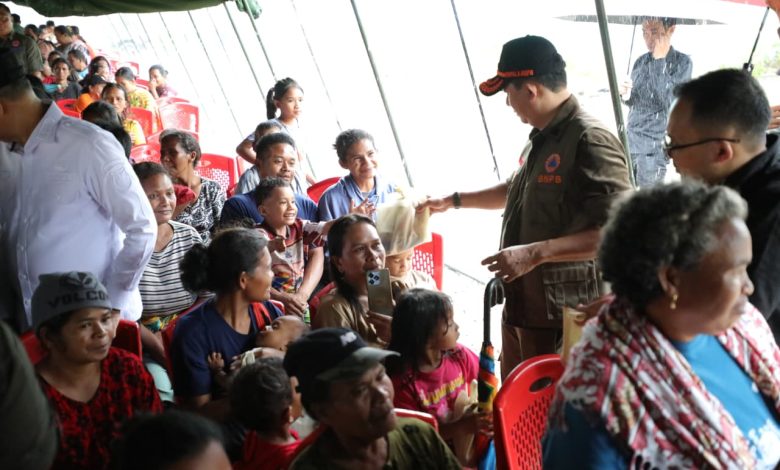 Kepala BNPB Letjen TNI Dr. Suharyanto, S.Sos., M.M., berdiskusi dengan warga terdampak sekaligus menyerahkan bantuan pascagempa di Desa Kamarora B, Kecamatan Nokilalaki, Kabupaten Sigi, Sulawesi Tengah, Jumat (19/6/2026).