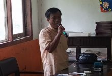 Guru SDN Tumotok, Dafid Landasa, mengingatkan pentingnya pengawasan orang tua terhadap pergaulan anak di tengah kekhawatiran peredaran narkoba saat kegiatan pembagian rapor, Sabtu (20/6/2026).