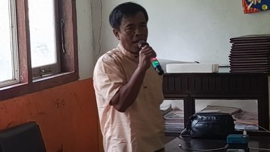 Guru SDN Tumotok, Dafid Landasa, mengingatkan pentingnya pengawasan orang tua terhadap pergaulan anak di tengah kekhawatiran peredaran narkoba saat kegiatan pembagian rapor, Sabtu (20/6/2026).