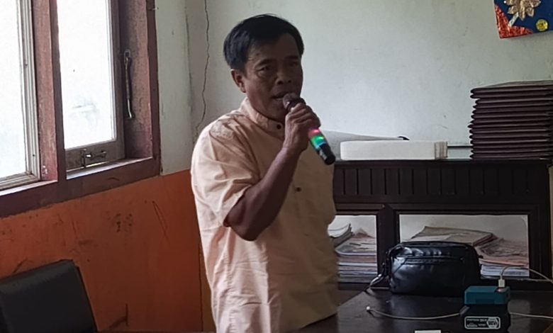 Guru SDN Tumotok, Dafid Landasa, mengingatkan pentingnya pengawasan orang tua terhadap pergaulan anak di tengah kekhawatiran peredaran narkoba saat kegiatan pembagian rapor, Sabtu (20/6/2026).