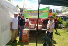 Ketua BAZNAS Sigi As'ad Syukur menyerahkan bantuan kemanusiaan kepada Ketua BAZNAS Sulawesi Tengah Hattamudin Tamrin di Posko BAZNAS Sulteng, Desa Kamarora, Kabupaten Sigi, Sabtu (20/6/2026). Bantuan berupa sembako dan air mineral tersebut akan disalurkan kepada warga terdampak bencana.
