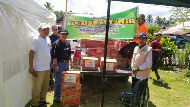 Ketua BAZNAS Sigi As'ad Syukur menyerahkan bantuan kemanusiaan kepada Ketua BAZNAS Sulawesi Tengah Hattamudin Tamrin di Posko BAZNAS Sulteng, Desa Kamarora, Kabupaten Sigi, Sabtu (20/6/2026). Bantuan berupa sembako dan air mineral tersebut akan disalurkan kepada warga terdampak bencana.