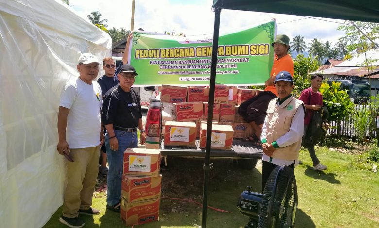 Ketua BAZNAS Sigi As'ad Syukur menyerahkan bantuan kemanusiaan kepada Ketua BAZNAS Sulawesi Tengah Hattamudin Tamrin di Posko BAZNAS Sulteng, Desa Kamarora, Kabupaten Sigi, Sabtu (20/6/2026). Bantuan berupa sembako dan air mineral tersebut akan disalurkan kepada warga terdampak bencana.