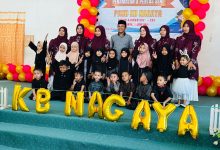 Peserta didik dan tenaga pendidik PAUD KB Nagaya berfoto bersama pada kegiatan Penamatan dan Pentas Seni Tahun Ajaran 2025–2026 di Kotarindau, Kabupaten Sigi, Sabtu (20/6/2026).