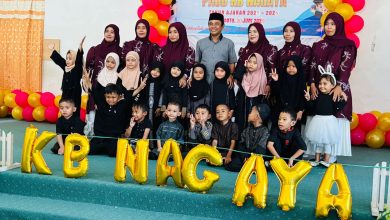 Peserta didik dan tenaga pendidik PAUD KB Nagaya berfoto bersama pada kegiatan Penamatan dan Pentas Seni Tahun Ajaran 2025–2026 di Kotarindau, Kabupaten Sigi, Sabtu (20/6/2026).