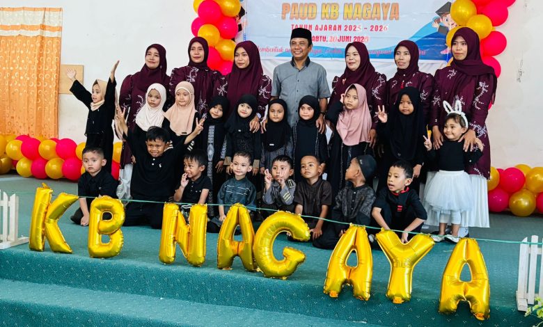 Peserta didik dan tenaga pendidik PAUD KB Nagaya berfoto bersama pada kegiatan Penamatan dan Pentas Seni Tahun Ajaran 2025–2026 di Kotarindau, Kabupaten Sigi, Sabtu (20/6/2026).