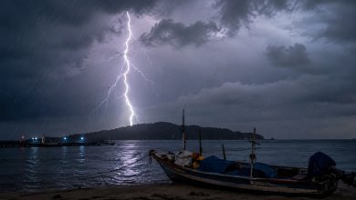 Ilustrasi sambaran petir saat cuaca ekstrem di wilayah perairan. BNPB mengingatkan masyarakat untuk memantau informasi cuaca sebelum beraktivitas di laut. (Ilustrasi: Ist)