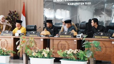 Suasana Rapat Paripurna DPRD Sigi saat pembahasan tiga Raperda. Terjadi perbedaan antara agenda sidang dan surat resmi Bupati terkait Raperda BUMD.