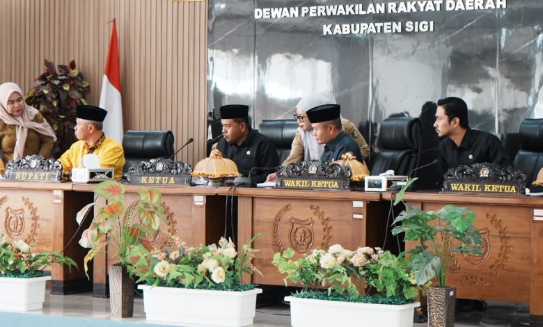 Suasana Rapat Paripurna DPRD Sigi saat pembahasan tiga Raperda. Terjadi perbedaan antara agenda sidang dan surat resmi Bupati terkait Raperda BUMD.