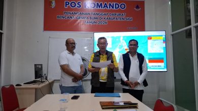 Bupati Sigi Mohamad Rizal Intjenae menyampaikan perkembangan penanganan darurat gempa dari Pusdalops BPBD Kabupaten Sigi, Senin (22/6/2026).