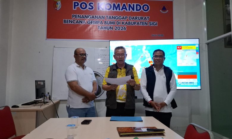 Bupati Sigi Mohamad Rizal Intjenae menyampaikan perkembangan penanganan darurat gempa dari Pusdalops BPBD Kabupaten Sigi, Senin (22/6/2026).
