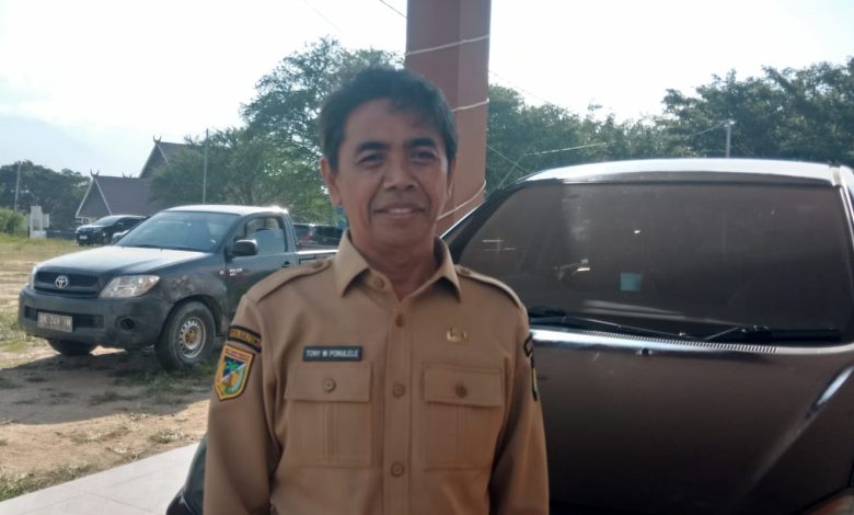 Sekretaris DPRD Kabupaten Sigi, Toni Ponulele, memberikan keterangan terkait penggalangan bantuan kemanusiaan bagi warga terdampak gempa di Kabupaten Sigi, Senin (22/6/2026).