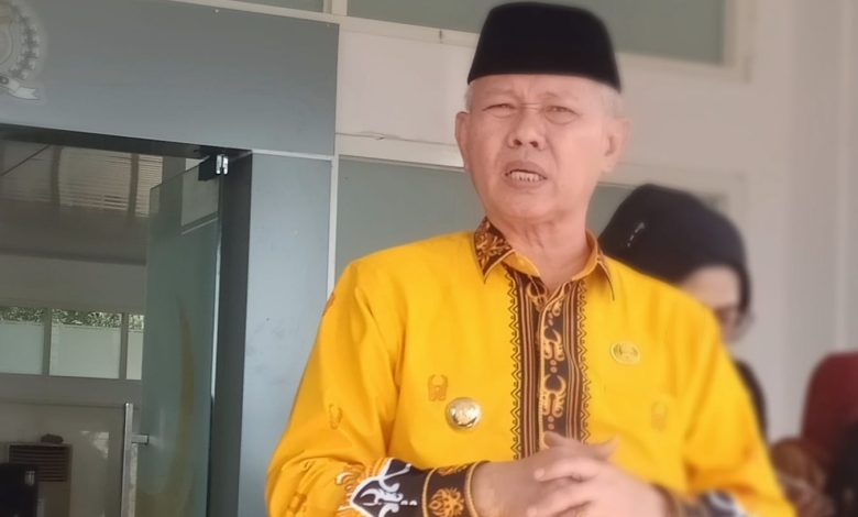 Bupati Sigi Mohamad Rizal Intjenae usai menghadiri Rapat Paripurna DPRD Sigi, Senin (22/6/2026). Dalam rapat paripurna Hari Jadi ke-18 Kabupaten Sigi yang digelar sebelumnya, ia menegur panitia dan mempertanyakan absennya tokoh pemekaran.