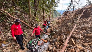 Tim gabungan melakukan pembukaan bendung alami yang terbentuk akibat gempabumi di kawasan Gunung Nokilalaki yang mengarah ke Sungai Kamarora, Kabupaten Sigi, Sulawesi Tengah, Selasa (23/6). Upaya ini dilakukan untuk mengurangi penumpukan air dan meminimalkan potensi risiko banjir bandang maupun aliran material saat terjadi hujan.