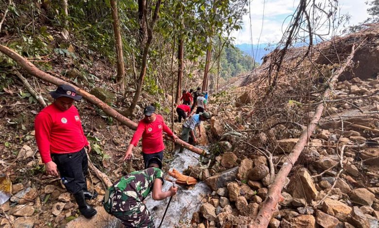 Tim gabungan melakukan pembukaan bendung alami yang terbentuk akibat gempabumi di kawasan Gunung Nokilalaki yang mengarah ke Sungai Kamarora, Kabupaten Sigi, Sulawesi Tengah, Selasa (23/6). Upaya ini dilakukan untuk mengurangi penumpukan air dan meminimalkan potensi risiko banjir bandang maupun aliran material saat terjadi hujan.