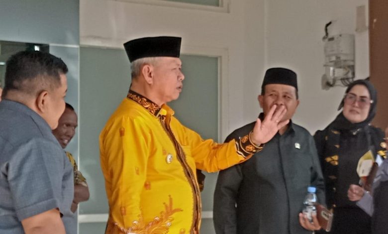 Bupati Sigi Mohamad Rizal Intjenae usai menghadiri Rapat Paripurna DPRD Kabupaten Sigi, Senin (22/6/2026). Dalam rapat tersebut, pemerintah daerah menyampaikan Raperda Pertanggungjawaban Pelaksanaan APBD Tahun Anggaran 2025 dengan realisasi belanja mencapai 91,69 persen.