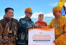 Penyerahan simbolis bantuan satu unit ambulans jenazah dari LPS kepada Pemerintah Kabupaten Sigi dalam rangka HUT ke-18 Kabupaten Sigi, Rabu (24/6/2026). Ambulans tersebut akan memperkuat layanan RSUD Tora Belo. (Dok. RSUD Tora Belo)