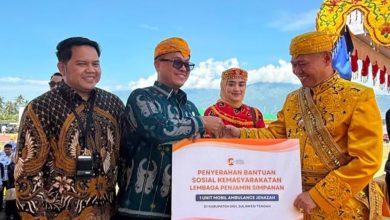 Penyerahan simbolis bantuan satu unit ambulans jenazah dari LPS kepada Pemerintah Kabupaten Sigi dalam rangka HUT ke-18 Kabupaten Sigi, Rabu (24/6/2026). Ambulans tersebut akan memperkuat layanan RSUD Tora Belo. (Dok. RSUD Tora Belo)