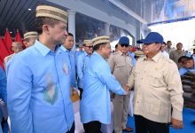 Presiden Prabowo Subianto berjabat tangan dengan Menteri Dalam Negeri Muhammad Tito Karnavian saat menghadiri Puncak Pekan Nasional (PENAS) Petani dan Nelayan XVII Tahun 2026 di Sport Center Limboto, Kabupaten Gorontalo, Gorontalo, Rabu (24/6/2026). Kegiatan tersebut diikuti sekitar 50 ribu peserta dari kalangan petani, nelayan, pemerintah daerah, dan pelaku sektor pangan.