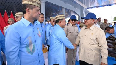 Presiden Prabowo Subianto berjabat tangan dengan Menteri Dalam Negeri Muhammad Tito Karnavian saat menghadiri Puncak Pekan Nasional (PENAS) Petani dan Nelayan XVII Tahun 2026 di Sport Center Limboto, Kabupaten Gorontalo, Gorontalo, Rabu (24/6/2026). Kegiatan tersebut diikuti sekitar 50 ribu peserta dari kalangan petani, nelayan, pemerintah daerah, dan pelaku sektor pangan.