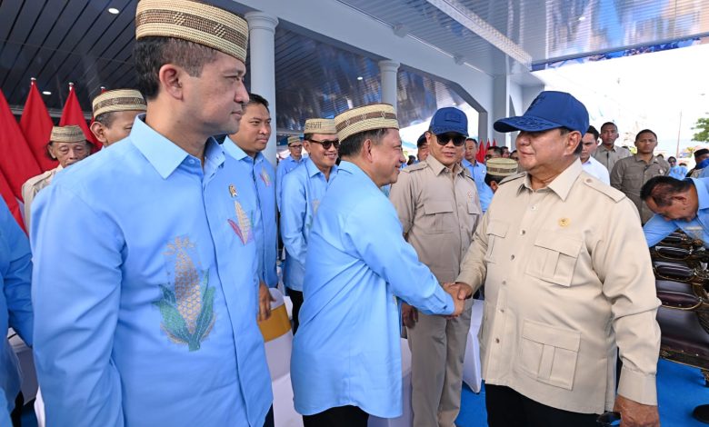 Presiden Prabowo Subianto berjabat tangan dengan Menteri Dalam Negeri Muhammad Tito Karnavian saat menghadiri Puncak Pekan Nasional (PENAS) Petani dan Nelayan XVII Tahun 2026 di Sport Center Limboto, Kabupaten Gorontalo, Gorontalo, Rabu (24/6/2026). Kegiatan tersebut diikuti sekitar 50 ribu peserta dari kalangan petani, nelayan, pemerintah daerah, dan pelaku sektor pangan.