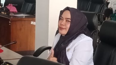 Juru Bicara Fraksi Partai NasDem DPRD Sigi, Irma Haflianti Yangka, menyampaikan pandangan umum fraksi terhadap tiga Ranperda dalam rapat paripurna DPRD Kabupaten Sigi.