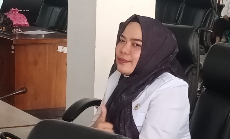 Juru Bicara Fraksi Partai NasDem DPRD Sigi, Irma Haflianti Yangka, menyampaikan pandangan umum fraksi terhadap tiga Ranperda dalam rapat paripurna DPRD Kabupaten Sigi.