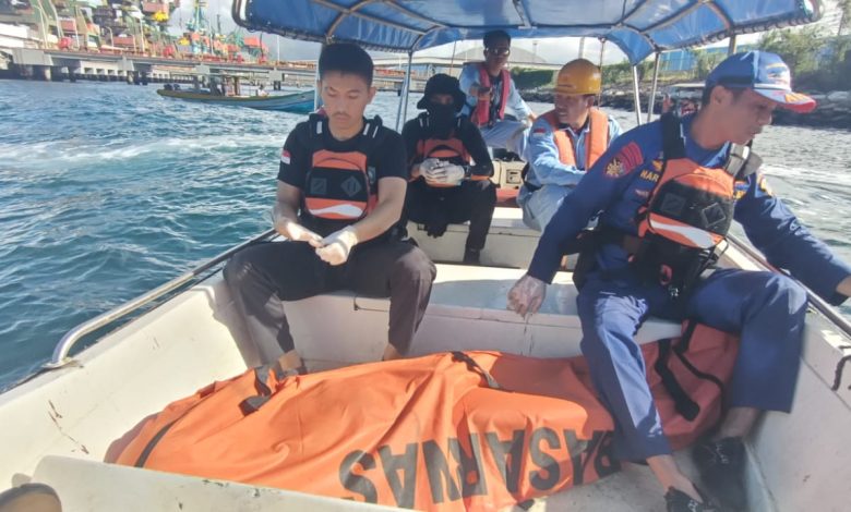 Tim SAR Gabungan mengevakuasi jenazah Toni Andhyka Syahputra (42), korban yang dilaporkan hanyut di Kanal PLTU WNII, Kecamatan Bahodopi, Kabupaten Morowali, Sulawesi Tengah, Kamis (25/6/2026). Korban ditemukan dalam kondisi meninggal dunia sekitar 3 kilometer dari lokasi kejadian awal. FOTO: SAR Palu.