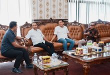 Ketua DPRD Sigi Minhar Tjeho menerima kunjungan anggota DPRD Pasangkayu, Muh. Dasri, di ruang kerja Ketua DPRD Sigi, Jumat (26/6/2026), dalam agenda konsultasi dan advokasi terkait pelaksanaan program pembangunan.
