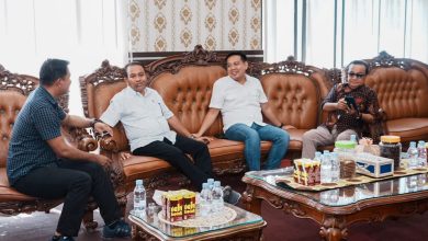 Ketua DPRD Sigi Minhar Tjeho menerima kunjungan anggota DPRD Pasangkayu, Muh. Dasri, di ruang kerja Ketua DPRD Sigi, Jumat (26/6/2026), dalam agenda konsultasi dan advokasi terkait pelaksanaan program pembangunan.