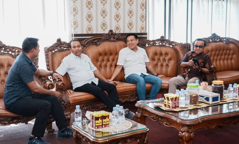 Ketua DPRD Sigi Minhar Tjeho menerima kunjungan anggota DPRD Pasangkayu, Muh. Dasri, di ruang kerja Ketua DPRD Sigi, Jumat (26/6/2026), dalam agenda konsultasi dan advokasi terkait pelaksanaan program pembangunan.