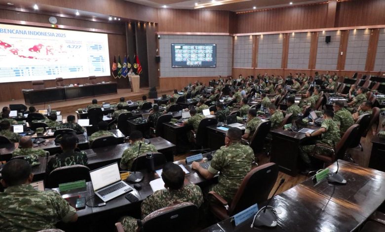 Kepala BNPB Suharyanto memberikan pembekalan strategi penguatan posko komando bencana kepada Pasis Sesko TNI di Bandung, Kamis (25/6).