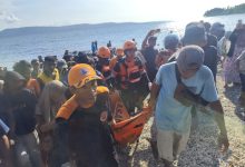 Tim SAR Gabungan mengevakuasi Nasrin (30), korban tenggelam di Pantai Salumbone, Donggala, setelah ditemukan meninggal dunia pada hari kedua operasi pencarian, Jumat (26/6/2026).