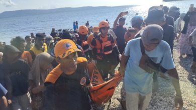 Tim SAR Gabungan mengevakuasi Nasrin (30), korban tenggelam di Pantai Salumbone, Donggala, setelah ditemukan meninggal dunia pada hari kedua operasi pencarian, Jumat (26/6/2026).