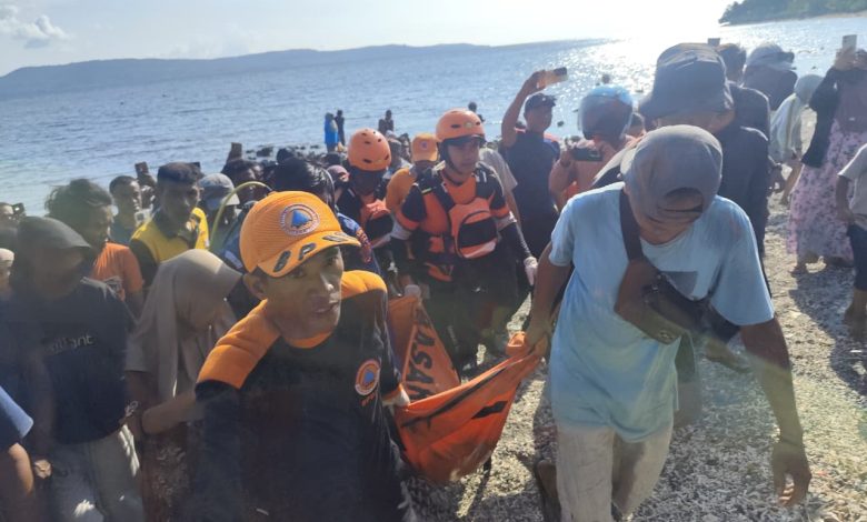 Tim SAR Gabungan mengevakuasi Nasrin (30), korban tenggelam di Pantai Salumbone, Donggala, setelah ditemukan meninggal dunia pada hari kedua operasi pencarian, Jumat (26/6/2026).