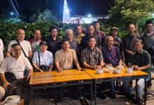 Kajati Sulawesi Tengah Zullikar Tanjung bersama wartawan media cetak, daring, dan televisi di Palu, Jumat (26/6/2026). Pertemuan tersebut menjadi ruang komunikasi antara Kejati Sulteng dan media dalam mendukung keterbukaan informasi publik.