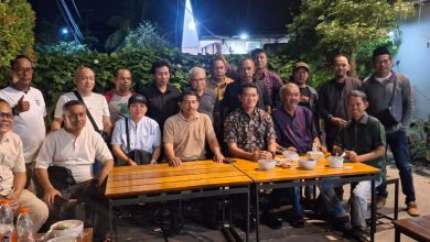 Kajati Sulawesi Tengah Zullikar Tanjung bersama wartawan media cetak, daring, dan televisi di Palu, Jumat (26/6/2026). Pertemuan tersebut menjadi ruang komunikasi antara Kejati Sulteng dan media dalam mendukung keterbukaan informasi publik.