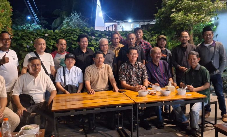 Kajati Sulawesi Tengah Zullikar Tanjung bersama wartawan media cetak, daring, dan televisi di Palu, Jumat (26/6/2026). Pertemuan tersebut menjadi ruang komunikasi antara Kejati Sulteng dan media dalam mendukung keterbukaan informasi publik.