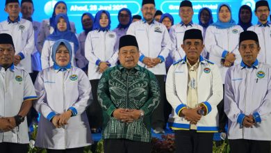 Gubernur Sulawesi Tengah Anwar Hafid (depan, kedua kanan) menghadiri pelantikan Pengurus Wilayah IKA PMII Sulawesi Tengah di Palu, Minggu (28/6/2026). Anwar mendorong keadilan fiskal bagi daerah penghasil sumber daya alam guna memperkuat pembangunan dan pelayanan publik.