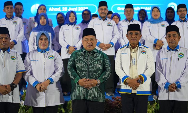 Gubernur Sulawesi Tengah Anwar Hafid (depan, kedua kanan) menghadiri pelantikan Pengurus Wilayah IKA PMII Sulawesi Tengah di Palu, Minggu (28/6/2026). Anwar mendorong keadilan fiskal bagi daerah penghasil sumber daya alam guna memperkuat pembangunan dan pelayanan publik.