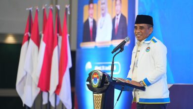 Gubernur Sulawesi Tengah Anwar Hafid menyampaikan paparan dalam Pelantikan PW IKA PMII Sulawesi Tengah di Palu, Minggu (28/6/2026). Dalam kesempatan itu, Anwar menargetkan seluruh desa di Sulawesi Tengah telah menikmati aliran listrik sebelum 2029 sebagai bagian dari upaya pemerataan pembangunan.