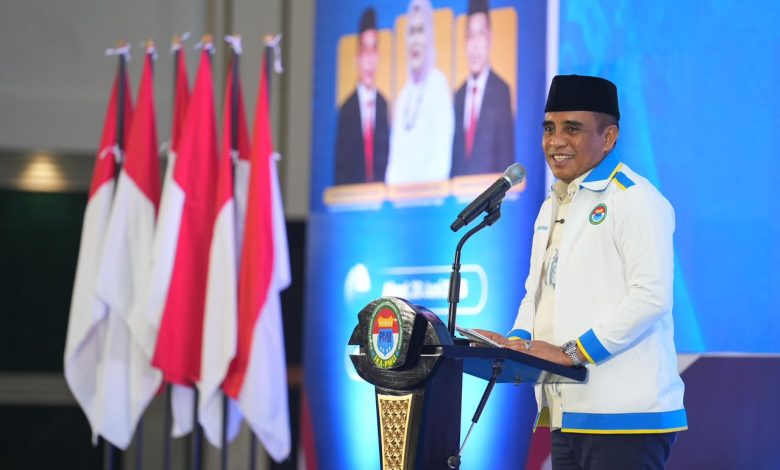 Gubernur Sulawesi Tengah Anwar Hafid menyampaikan paparan dalam Pelantikan PW IKA PMII Sulawesi Tengah di Palu, Minggu (28/6/2026). Dalam kesempatan itu, Anwar menargetkan seluruh desa di Sulawesi Tengah telah menikmati aliran listrik sebelum 2029 sebagai bagian dari upaya pemerataan pembangunan.