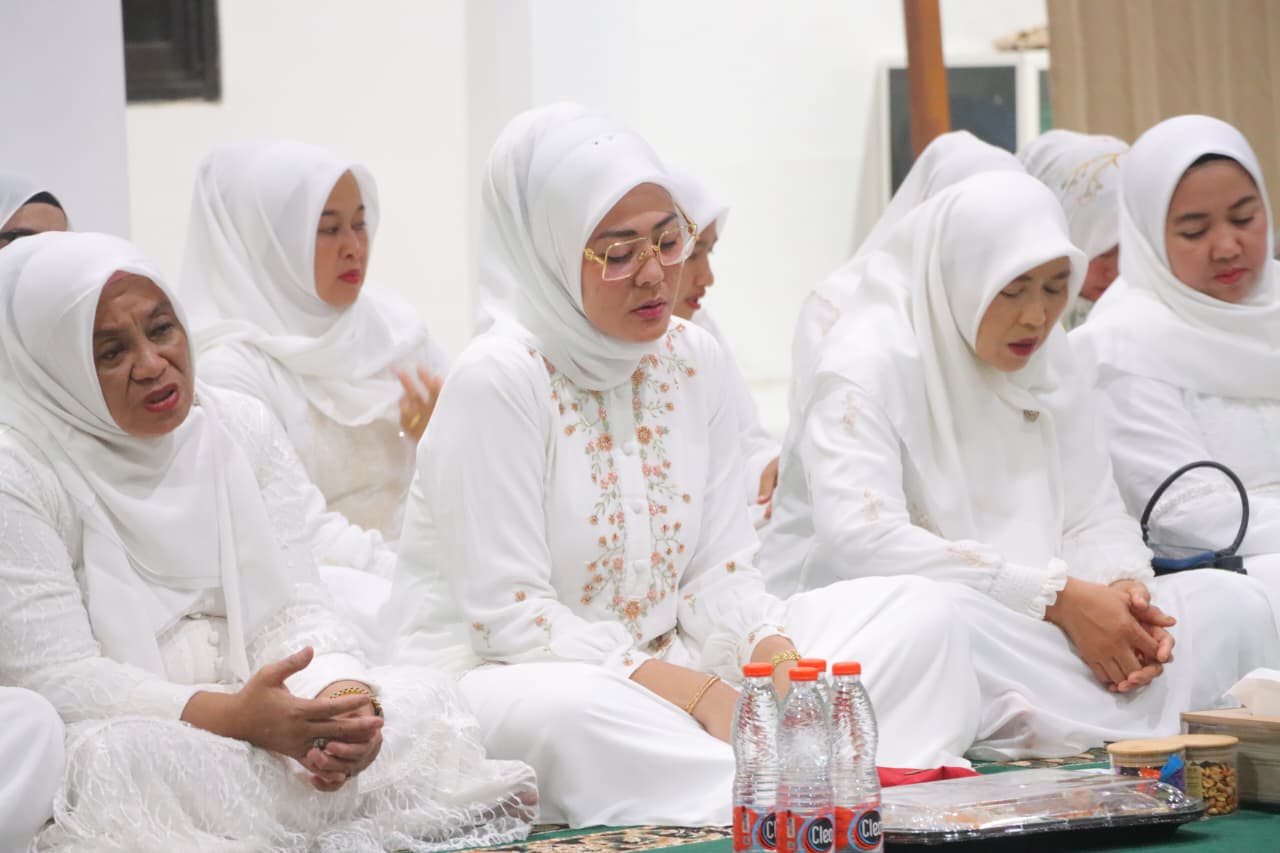 Ketua Bhayangkari Cabang Sigi Ny. Ayu Ritonga mengikuti doa bersama dengan pembacaan Surah Yasin dan Ratibul Haddad di Masjid Asmaul Husna Polres Sigi, Minggu (28/6).