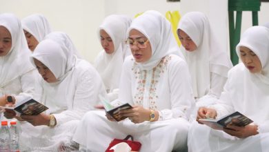 Ketua Bhayangkari Cabang Sigi Ny. Ayu Ritonga mengikuti pembacaan Surah Yasin dan Ratibul Haddad dalam doa bersama menyambut Hari Bhayangkara ke-80 di Masjid Asmaul Husna Polres Sigi, Minggu (28/6).