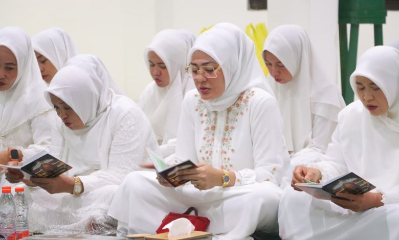 Ketua Bhayangkari Cabang Sigi Ny. Ayu Ritonga mengikuti pembacaan Surah Yasin dan Ratibul Haddad dalam doa bersama menyambut Hari Bhayangkara ke-80 di Masjid Asmaul Husna Polres Sigi, Minggu (28/6).