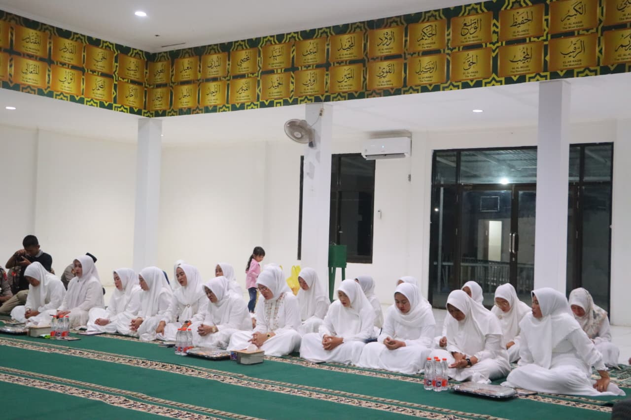 Ketua Bhayangkari Cabang Sigi Ny. Ayu Ritonga bersama jajaran Bhayangkari mengikuti doa bersama dengan pembacaan Surah Yasin dan Ratibul Haddad di Masjid Asmaul Husna Polres Sigi, Minggu (28/6), dalam rangka menyambut Hari Bhayangkara ke-80.