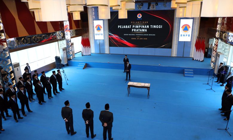 Kepala BNPB Letjen TNI Dr. Suharyanto melantik tiga Pejabat Pimpinan Tinggi Pratama di Graha BNPB, Jakarta, Senin (29/6), yang menandai pertama kalinya personel TNI dan Polri aktif mengisi jabatan struktural Eselon II di BNPB.
