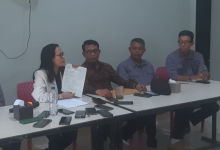 Kuasa hukum Mohamad Rizal Intjanae memberikan keterangan kepada wartawan terkait somasi dari Mohammad Irwan Lapatta di Kabupaten Sigi.