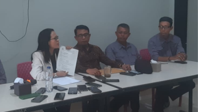 Kuasa hukum Mohamad Rizal Intjanae memberikan keterangan kepada wartawan terkait somasi dari Mohammad Irwan Lapatta di Kabupaten Sigi.