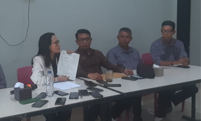 Kuasa hukum Mohamad Rizal Intjanae memberikan keterangan kepada wartawan terkait somasi dari Mohammad Irwan Lapatta di Kabupaten Sigi.